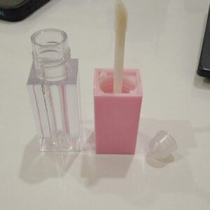 LIPGLOSS SQUAR BLACK CAP - 4 ML.